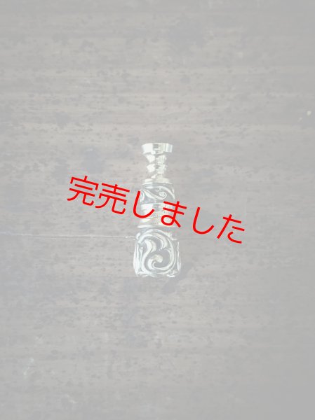 画像1: MOB FACTORY 唐草 ミニホルダー 真鍮製 (1)